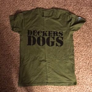 Deckers dogs army green tee